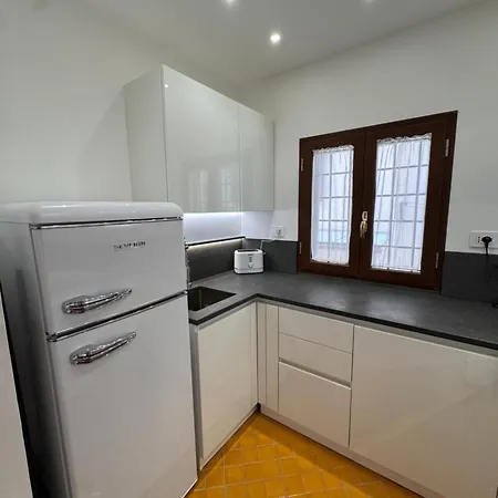 Dağ evi Domus Colosseum, Detached House Just Few Steps From The Colosseum *