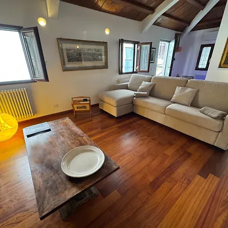 Dağ evi Domus Colosseum, Detached House Just Few Steps From The Colosseum *